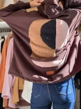 Campera con capucha de diseño oversize, confeccionada en tejido tipo paño color chocolate, con cierre frontal completo y puños de tejido acanalado a tono.
