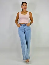 Pantalón de jean celeste de corte ancho y tiro alto.