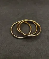 Set de pulseras circulares flexibles de estilo oriental, con acabado brillante en tonos dorados y plateados, rellenas de lámina metálica.