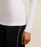 Remera deportiva de manga larga con cuello redondo, confeccionada en tejido técnico térmico de poliéster y elastano, diseñada para un ajuste cómodo y rendimiento deportivo.
