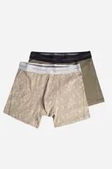 Pack de dos bóxers Brooksfield, uno de color verde oliva liso y otro beige con estampado de veleros. Ambos cuentan con cintura elástica con el logo de la marca.