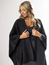 Ruana color beige de tejido liviano con destellos de mini lentejuelas.