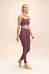 Top deportivo color borgoña con breteles finos, textura acanalada y detalle de trenzado hecho a mano en la espalda. Con copas removibles y tecnología seamless.