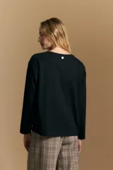 Remera de manga larga con calce relajado y cuello redondo, confeccionada en algodón de color blanco.