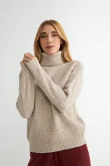 Polera de cuello alto con diseño de tejido en relieve con patrón de ondas verticales. Es de manga larga y cuenta con puños y ruedo acanalados.