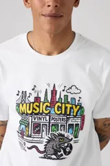 Remera blanca Levi's de corte relajado, con cuello redondo, mangas cortas y estampa frontal colorida con la leyenda 'Music City' y diseño de ciudad con un animal sosteniendo un disco de vinilo.