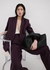 Pantalón de lino estilo sastrero, tiro bajo y diseño de pernera recta con trabillas en la cintura. Cuenta con bolsillos laterales y cierre oculto con botón, gancho y cremallera.