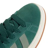 Championes Adidas Campus 00S de gamuza verde oscuro, con las tres franjas características en gris claro y la palabra "CAMPUS" estampada en dorado. Tienen una suela gruesa de goma color crema y cordones a tono.