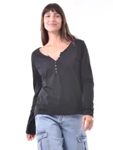 Remera de manga larga color negro, con escote en V y cartera con botones frontales.
