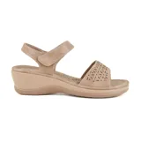 Sandalias bajas color beige con plataforma y correa con velcro en el tobillo.