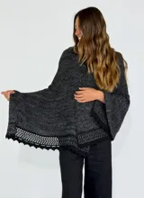 Pashmina azul con diseño calado en los bordes.