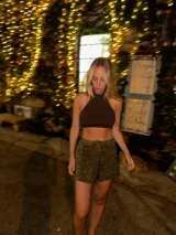 Short negro de tiro medio/alto con cordones para ajustar, confeccionado en lurex y viscosa.