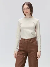 Pantalón de tiro medio y pierna ancha confeccionado en denim de algodón grueso. Presenta un diseño a rayas verticales en tonos azul y celeste, con costuras en contraste color rojo, bolsillos laterales tipo cargo y remaches metálicos.