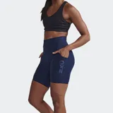 Short de ciclismo de compresión 2XU Form Stash de tiro alto, color negro mate, con panel frontal liso y bolsillo lateral grande para teléfono.