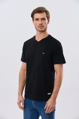 Remera básica azul marino de manga corta, con escote en V, calce cómodo y detalle de logo bordado en el pecho.