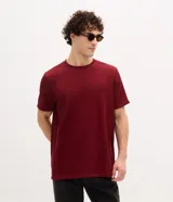 Remera de media malla verde militar con cuello redondo y mangas cortas, de corte clásico.