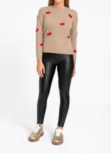 Calzas negras de simil cuero, tiro medio.