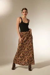 Falda midi de corte recto con estampado animal print en tonos marrones y negros. Confeccionada en lyocell, presenta una caída fluida y elegante.
