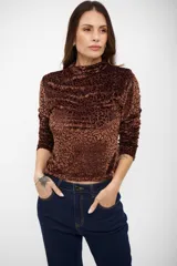 Top de manga larga con cuello alto, confeccionado en tejido aterciopelado con estampado animal print de leopardo en tonos marrones.