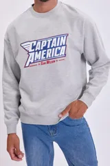 Buzo de cuello redondo en color gris melange, con estampa frontal de Capitán América y Sam Wilson en tonos azul, blanco y rojo.