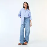 Pantalón de jean estilo baggy con tiro bajo, corte amplio y pierna recta. Presenta un lavado azul medio con costuras laterales destacadas en tono claro.