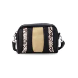 Bandolera de diseño rectangular con combinación de texturas en negro y beige. Presenta paneles laterales con estampado de reptil, un panel central en tono neutro y laterales en cuero sintético negro texturizado. Incluye cierre superior y correa ajustable extraíble.