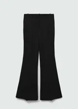 Pantalon de vestir negro de corte flare con diseño de campana, tejido fluido, bolsillos laterales y cierre oculto.