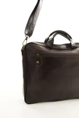 Portafolio de cuero color marrón, con asas superiores reforzadas, correa ajustable desmontable para el hombro y bolsillo exterior con solapa. Diseñado para oficina y uso profesional.