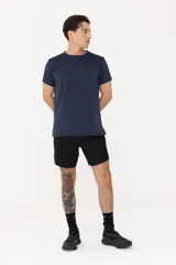 Short deportivo negro de tela ultra liviana con tecnología drifit y protección UV50+.