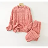 Conjunto de pijama de dos piezas confeccionado en plush suave con textura de ochos. Incluye una remera de manga larga con cuello redondo y un pantalón de corte recto con cintura elástica.