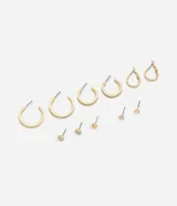 Kit de seis pares de aros Accessories, compuesto por tres pares de argollas de diferentes tamaños y tres pares de aros tipo punto de luz con distintos diseños. Presentan acabado pulido y cierre con pin.