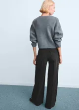 Jeans wide leg de tiro alto en color gris oscuro, con diseño de cinco bolsillos, trabillas para cinturón y cierre frontal de cremallera y botón.