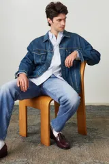 Camisa celeste y blanca a rayas verticales, de manga larga y corte clásico.