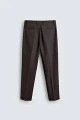 Pantalón de corte recto confeccionado en tejido con lana, color beige. Presenta bolsillos frontales, bolsillos traseros de vivo y cierre frontal con cremallera y botón.