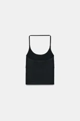 Top corto de cuello halter con diseño seamless, espalda descubierta y bajo recto.