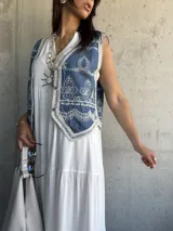 Vestido largo blanco de corte amplio con volados en el ruedo.