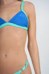 Conjunto de bikini azul con terminaciones en verde agua. El corpiño es de triángulo fijo y la bombacha colaless es regulable.