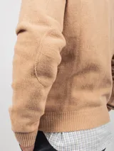 Sweater de lana con cierre frontal parcial y cuello alto, de diseño clásico y tejido de punto en color gris.