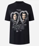 Remera de algodón color negro, con cuello redondo, manga corta y estampa frontal de los Salvatore Brothers de The Vampire Diaries.