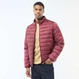 Anorak ligero acolchado de diseño liso, con cuello alto y cierre frontal de cremallera. Presenta un acabado capitoné horizontal y puños elásticos.