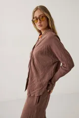 Camisa de lino color marrón, de manga larga y calce holgado, con cuello mao y escote en V.