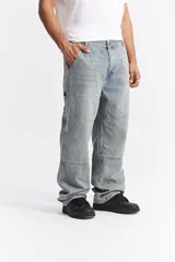 Jean estilo carpenter de inspiración workwear, con calce relajado y tiro medio. Presenta bolsillos laterales funcionales, costuras reforzadas y etiqueta de la marca Mistral en el bolsillo lateral.