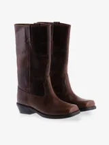 Bota de caña media color marrón oscuro, estilo vaquero, confeccionada en cuero. Presenta punta cuadrada y taco bajo y ancho.