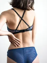 Soutien Glory azul de malla transparente con aro y ribetes negros, confeccionado con doble capa para mayor soporte.