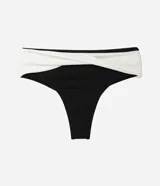 Bombacha de bikini tipo hot pant confeccionada en microfibra, con diseño bicolor en negro y blanco estilo color block. Presenta cintura alta con pretina cruzada.