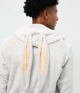 Bata de baño larga para hombre, confeccionada en plush con interior de felpa. Presenta diseño recto con capucha, cierre frontal mediante faja para atar, mangas largas y bolsillos delanteros. Incluye bordados de Bugs Bunny y una zanahoria.
