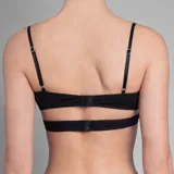 Soutien negro sin aro, confeccionado con tela que contiene fibra LYCRA® y tiras elastizadas en base y frente. Breteles regulables.