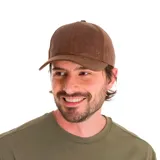 Gorra de béisbol con visera curva, confeccionada en cuero sintético de aspecto desgastado en color marrón. Presenta un pequeño aplique metálico con el logo de la marca en el lateral y cierre ajustable con hebilla metálica en la parte posterior.