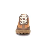 Championes Caterpillar modelo Hex Ready T-Toe para hombre, en tonos marrón, tostado y beige, con cordones blancos. Combinan cuero, gamuza y paneles textiles, con suela robusta y el logo de la marca en el lateral.