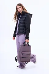 Mochila urbana color negro, confeccionada en material resistente, con compartimento principal amplio, dos bolsillos frontales con cierre y correas ajustables para los hombros.